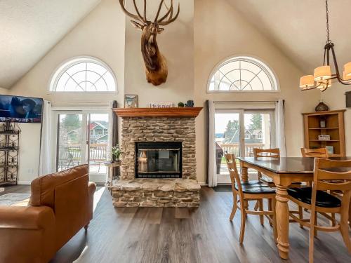 Newly Renovated Super Close Lake Access Dock Walk to Ski Slopes at Wisp