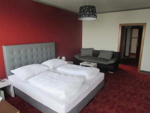 1 double bed, 1 twin bed