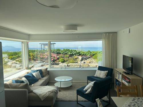 Çevredekiler, Beach front appartments in design eco-villa in Ulsteinvik