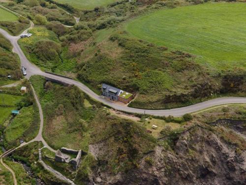 Cliff-top Cottage on Coast Path w/Panoramic Views