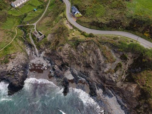 Cliff-top Cottage on Coast Path w/Panoramic Views