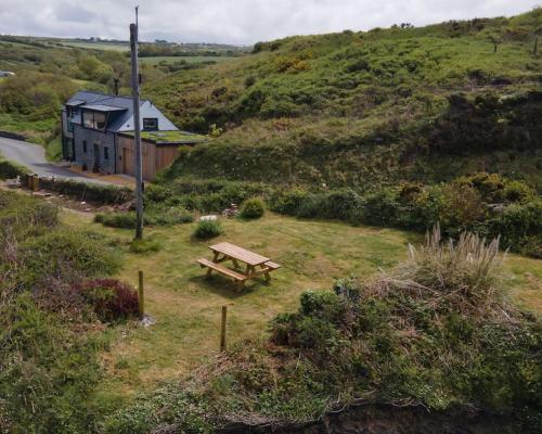 Cliff-top Cottage on Coast Path w/Panoramic Views