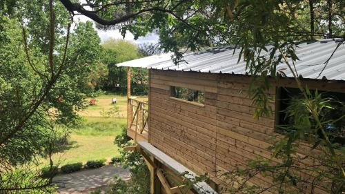 La cabane des "Aventuriers" de Nature et Océan à côté de la plage