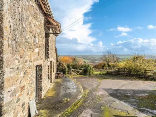 Historic Property with Stunning Views (Walk to the pub)