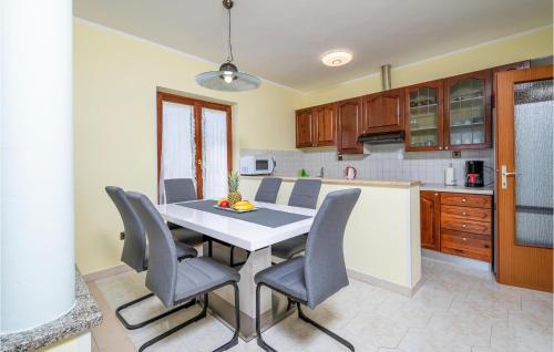 Konyha, Apartment Labin 22 With Outdoor Swimmingpool in Ravni