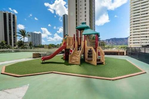 Deluxe 21st Floor Corner Condo with Diamond Head Views condo - Photo 4