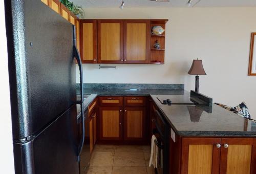 36th Floor Deluxe Ocean View Condo with Free Parking & Wifi condo - image 13