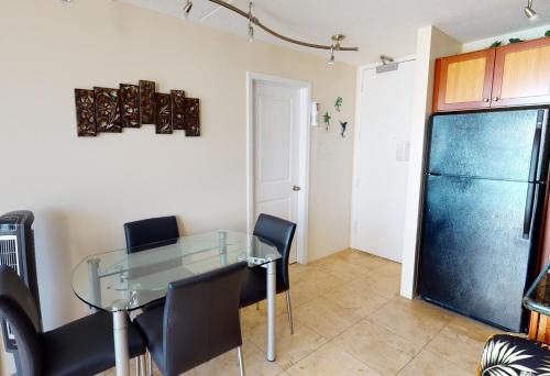 36th Floor Deluxe Ocean View Condo with Free Parking & Wifi condo - image 3
