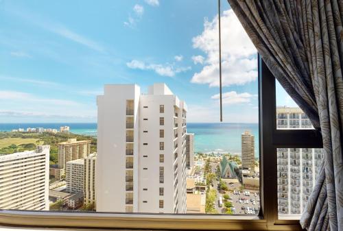 36th Floor Deluxe Ocean View Condo with Free Parking & Wifi condo - main image