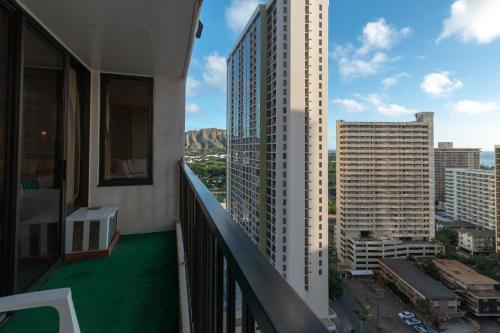 Updated Waikiki Condo with Mountain Views - 22nd floor Free parking & WiFi - image 3