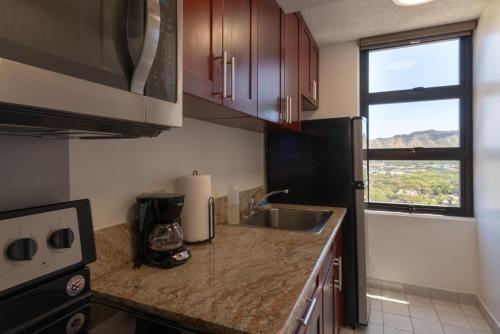 21st Floor Condo With View of Ko'olau Mountains and the Ala Wai Canal condo - image 10