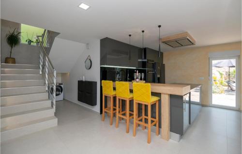 Awesome Home In Donji Vinjani With Kitchen