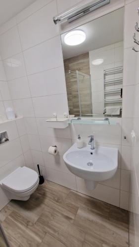 Deluxe Double Room with Balcony image 2