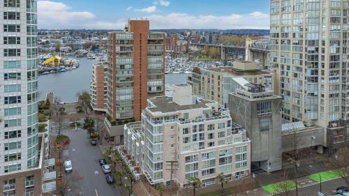 1BD+Den condo, with free parking in Downtown! in Vancouver, Canada