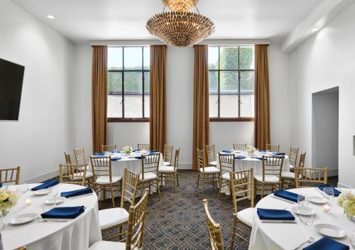 ห้องจัดเลี้ยง, The Darling in วิเซเลีย (CA)