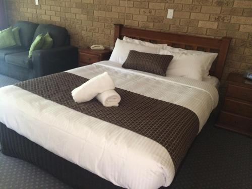 1 queen bed, 1 twin bed