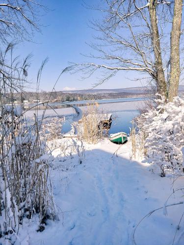 Lakefront Sunsets Hot Tub Pool Table Kayaks