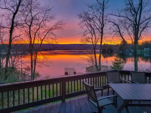 Lakefront Sunsets Hot Tub Pool Table Kayaks