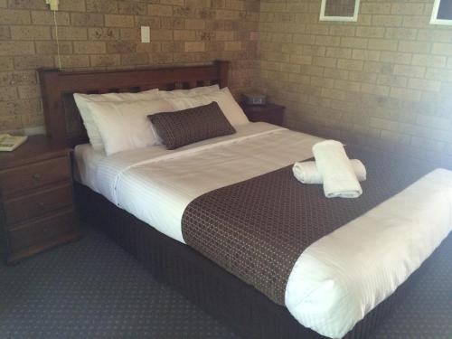 1 double bed, 2 twin beds