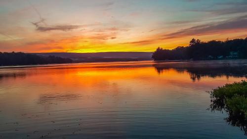 Lakefront Sunsets Hot Tub Pool Table Kayaks