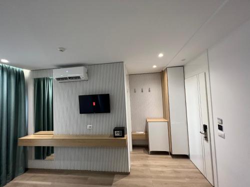 Deluxe Family Room image 6