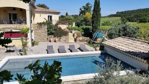 Piscine chauffée au calme sur un domaine viticole familial grande maison climatisation