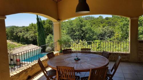 Piscine chauffée au calme sur un domaine viticole familial grande maison climatisation