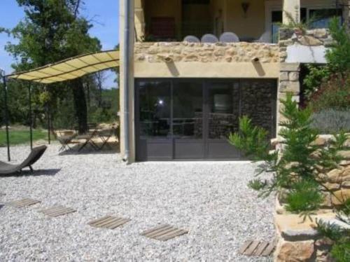 Piscine chauffée au calme sur un domaine viticole familial grande maison climatisation