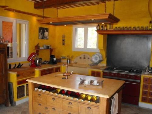 Piscine chauffée au calme sur un domaine viticole familial grande maison climatisation