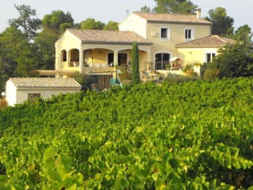 Piscine chauffée au calme sur un domaine viticole familial grande maison climatisation