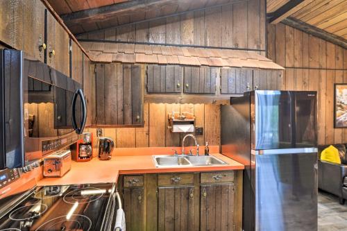 Alpine Lake Cabin Mountain Resort w Lake Access in Terra Alta, USA