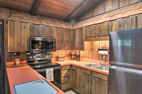 Alpine Lake Cabin Mountain Resort w Lake Access in Terra Alta, USA