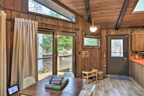 Alpine Lake Cabin Mountain Resort w Lake Access in Terra Alta, USA
