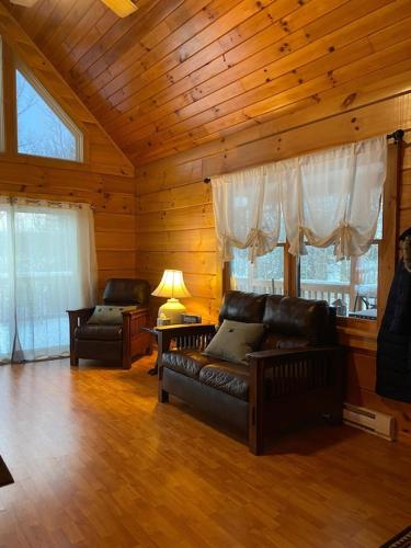 Beautiful Log Home, Lake side. in New Hope, USA