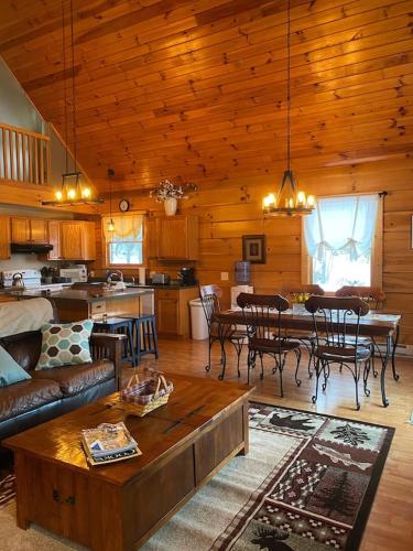 Beautiful Log Home, Lake side. in New Hope, USA