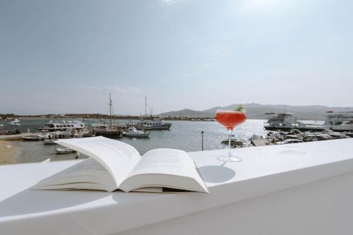 Nautica Suites - Modern Seaview Suite in 安蒂帕羅斯