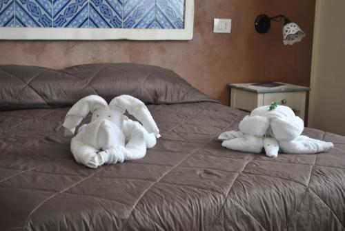 Deluxe Double Room image 6