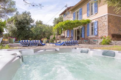 Villa Provençale avec 2 maisons d'amis ,piscine ,Jacuzzi ,vue mer