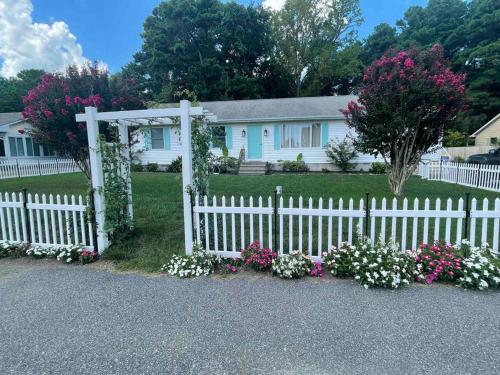 Crow's Nest - Private Guest Apt Near Bike Trail/3.7 mi to Beach