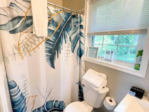 Crow's Nest - Private Guest Apt Near Bike Trail/3.7 mi to Beach