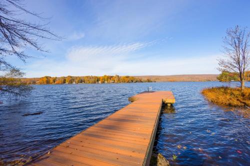 Lakefront Sunsets Hot Tub Pool Table Kayaks