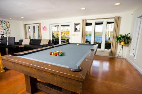 Lakefront Sunsets Hot Tub Pool Table Kayaks