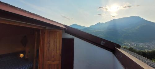 Spacious mountain view attic apartment - Apartment - Barzio