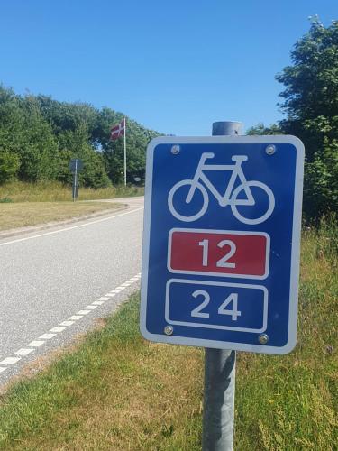 A környék, Stort værelse med tekøkken, tæt på hav og fjord. (Stort værelse med tekøkken, tæt pa hav og fjord.) in Bedsted Thy