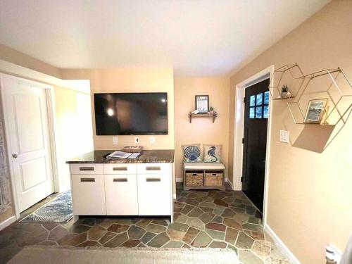 Family Paradise! HotTub/EV/4bd3ba/3.7mi to beach