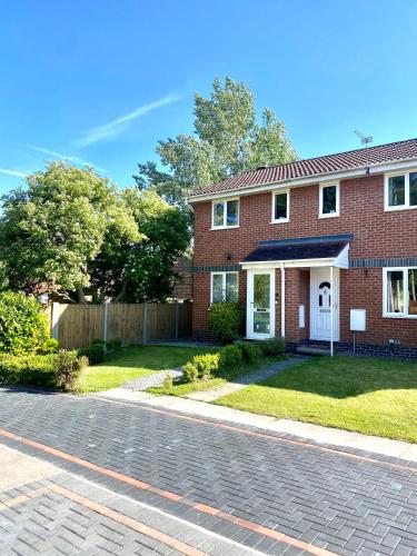 Cheerful 2-bedroom home with free parking in 切斯特郊區