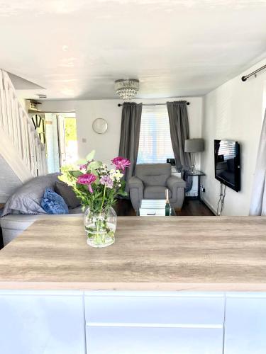 Cheerful 2-bedroom home with free parking in 切斯特郊區