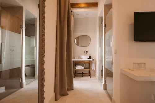 Deluxe Double Room image 8