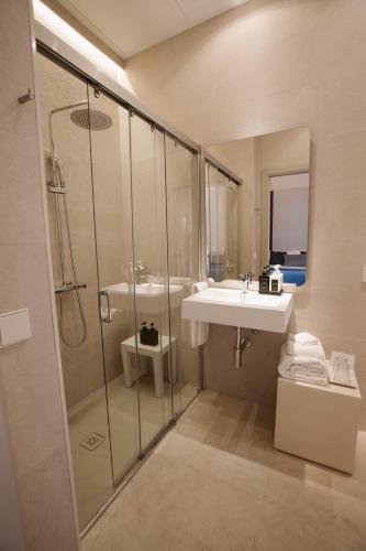Small Double Room - Lower level image 2