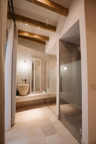 Standard Double Room image 4